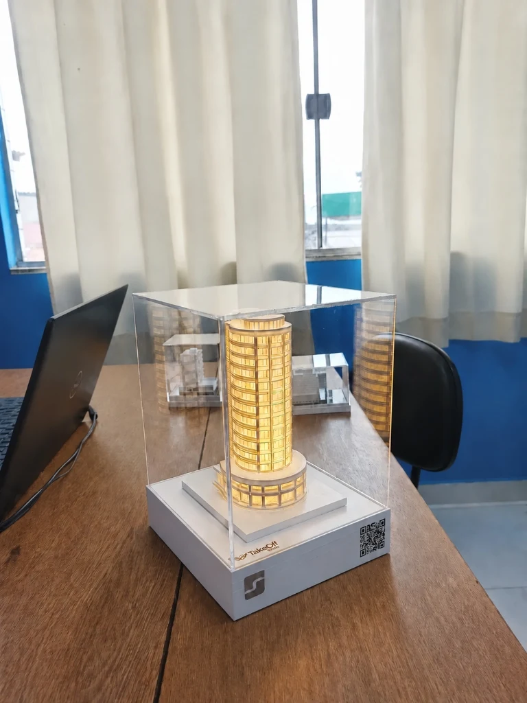 Mini maquete física Linha Switch com base TakeOff, plaqueta QR Code e proteção em acrílico